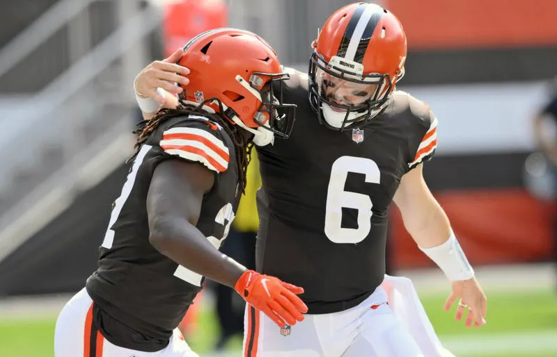 Kareem Hunt y Baker Mayfield celebran anotación