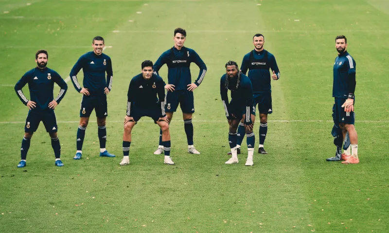 TWITTER: @WOLVES Raúl Jiménez con sus compañeros