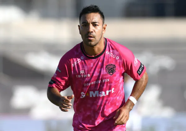 IMAGO7 Marco Fabián, en un duelo con Juárez
