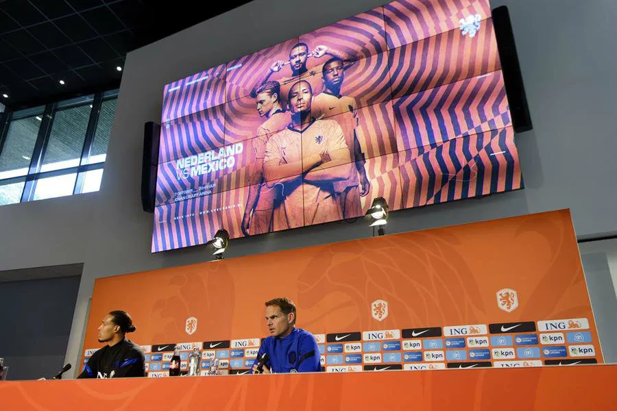 El técnico de Holanda con Virgil van Dijk en conferencia