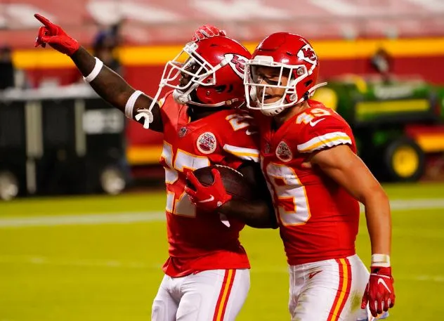 Jugadores de Kansas celebran su accionar