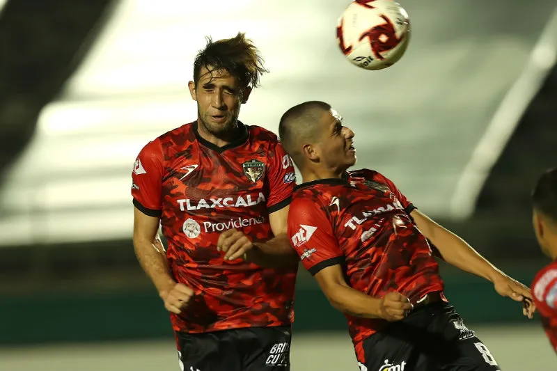 Jugadores de Tlaxcala FC en partido