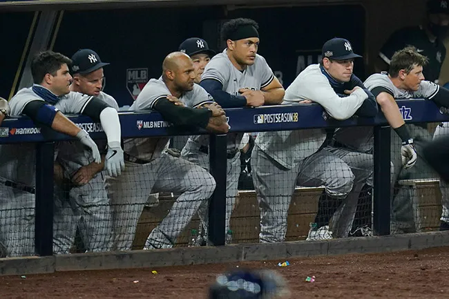 La banca de Yankees observa el partido