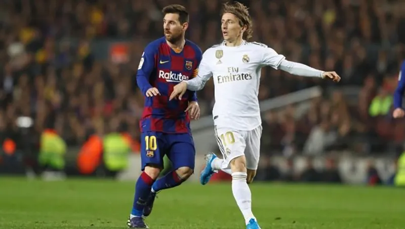 Messi y Modric en un Clásico de España