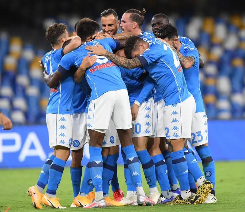 Jugadores napolitanos celebrando un gol
