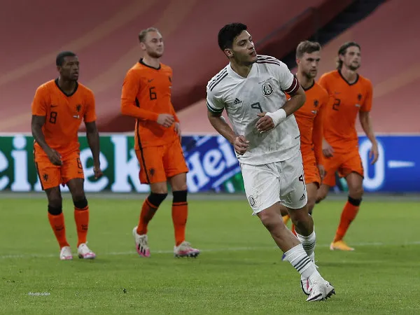 Raúl Alonso Jiménez en acción con Selección