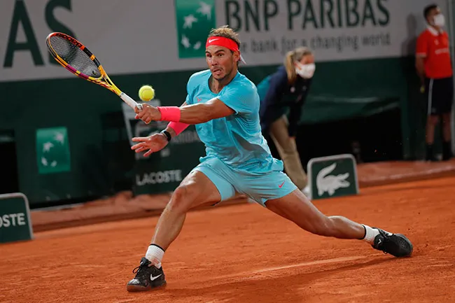AP Nadal golpea la pelota en un juego de Roland Garros