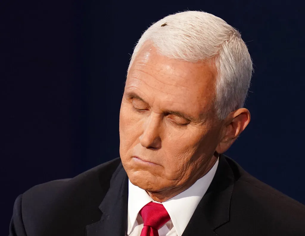 Mosca se posa sobre Mike Pence