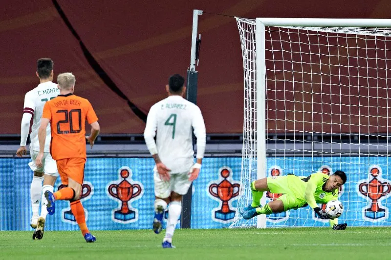 Talavera desvía un disparo de un jugador holandés