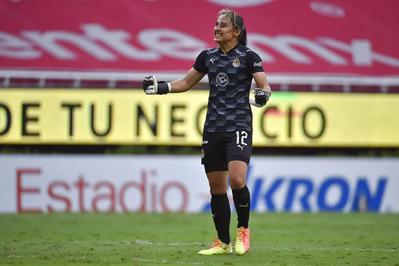 Blanca Félix celebra un tanto de Chivas Femenil