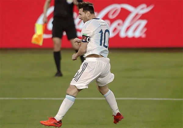 El atacante en el festejo de su anotación