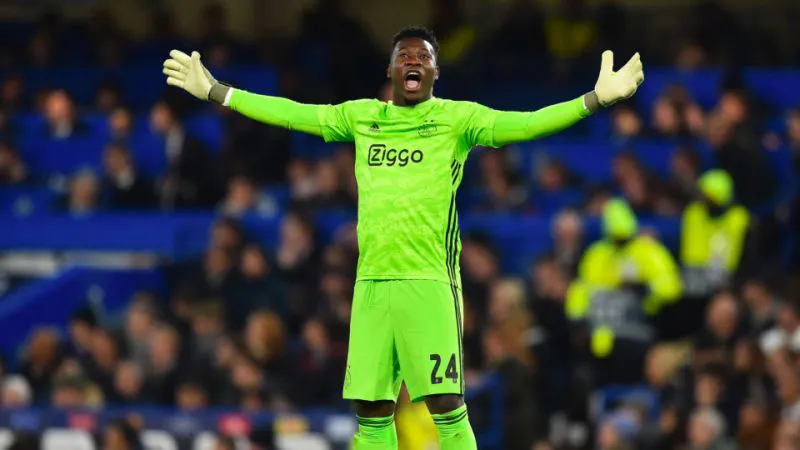 ESPECIAL André Onana durante un duelo con el Ajax