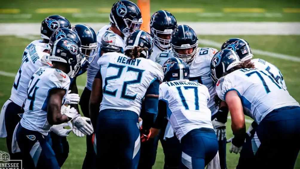 TITANS.COM Jugadores de Tennessee se reúnen antes de una jugada
