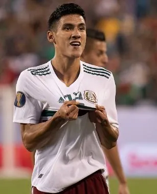 Antuna festeja un gol con el Tri