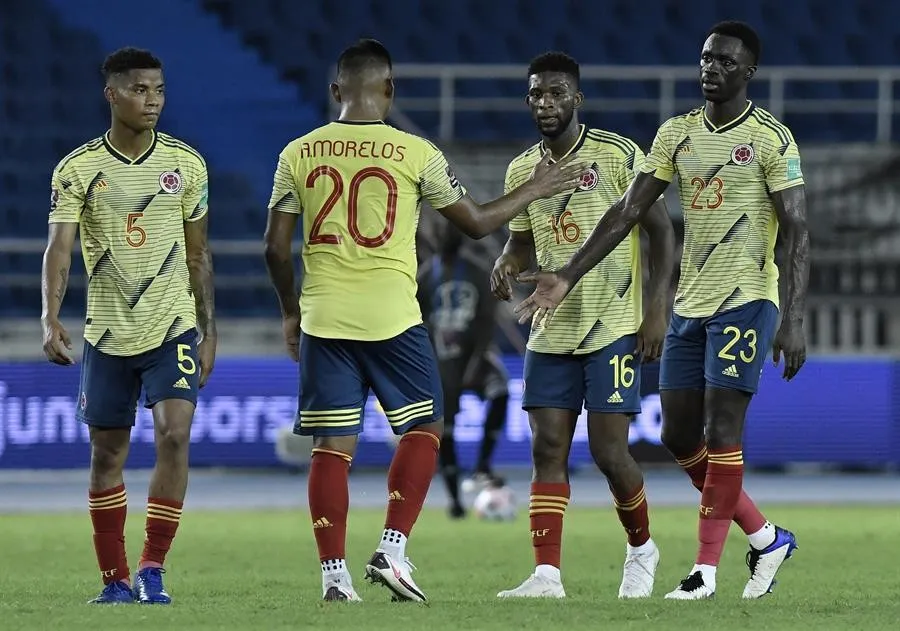 Jugadores colombianos celebran victoria vs Venezuela