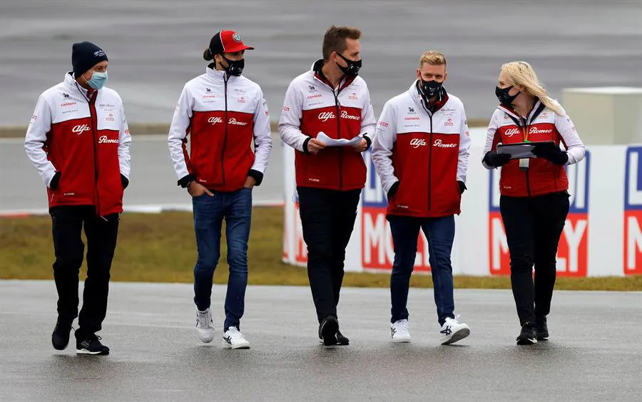 EFE Schumacher con el equipo de Alfa Romeo