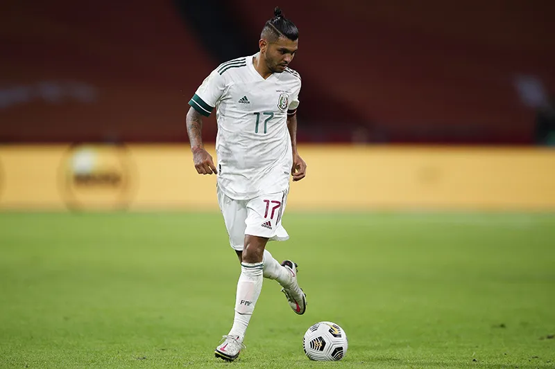 Tecatito Corona en el duelo ante Holanda