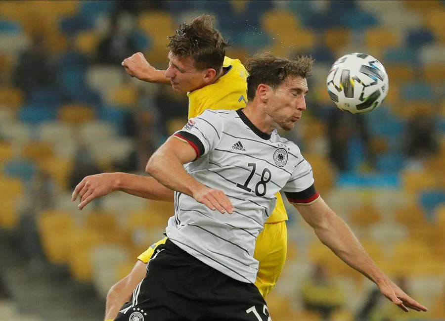 EFE Illia Zabarnyi pelea el balón con Leon Goretzka