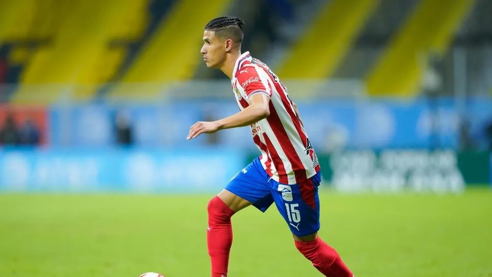 Uriel Antuna en partido con Chivas