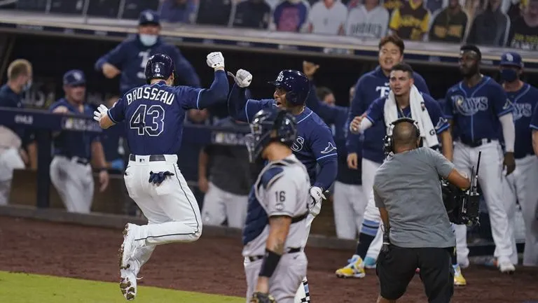 AP Jugadores de Rays festejan la victoria sobre Yankees