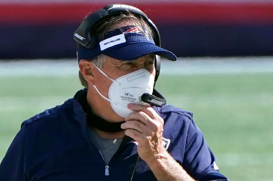 AP Bill Belichick portando cubrebocas