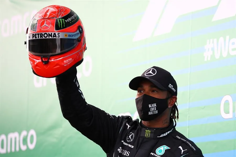 EFE Lewis Hamilton con el casco de la leyenda Michael Schumacher