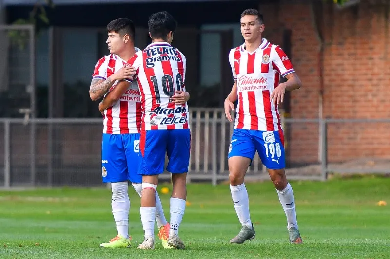 Jugadores de Chivas Sub 20 celebran gol ante León