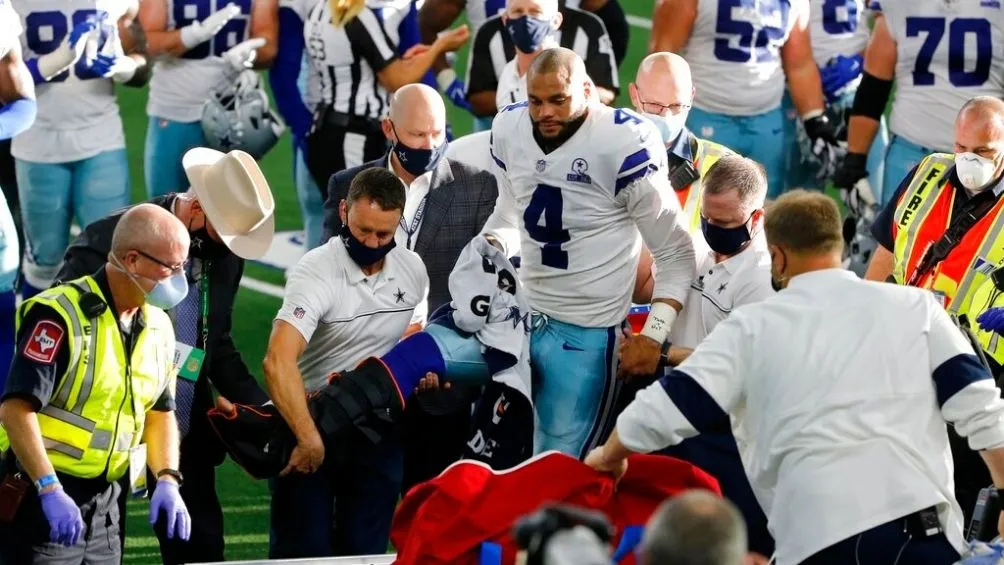 Dak Prescott siendo atendido