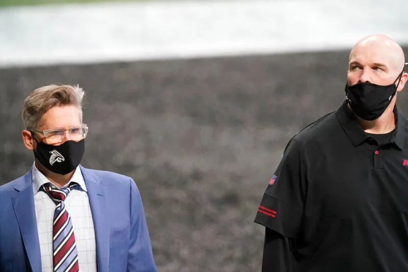 AP El exGM y exentrenador de Atlanta previo a un partido