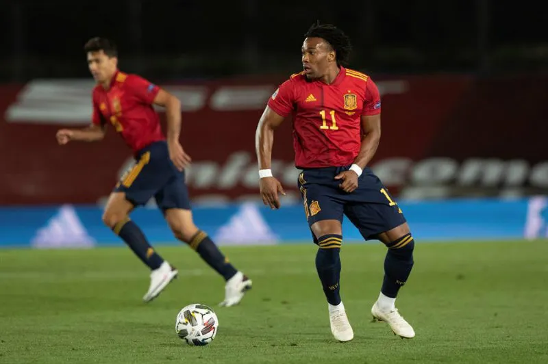 Adama Traoré en partido con España