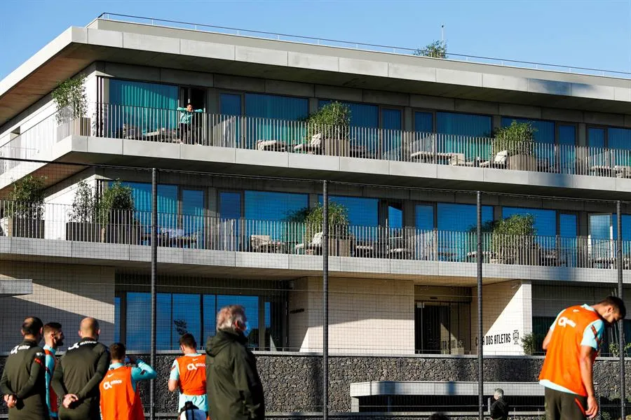 El jugador lusitano desde su balcón viendo la práctica de Portugal