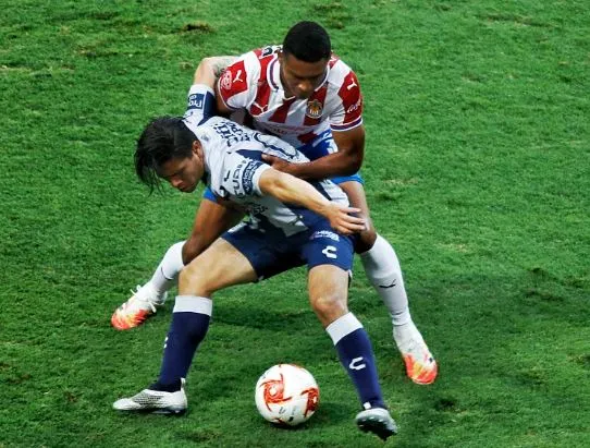 Victor Davila y Gilberto Sepúlveda, luchan por el balón