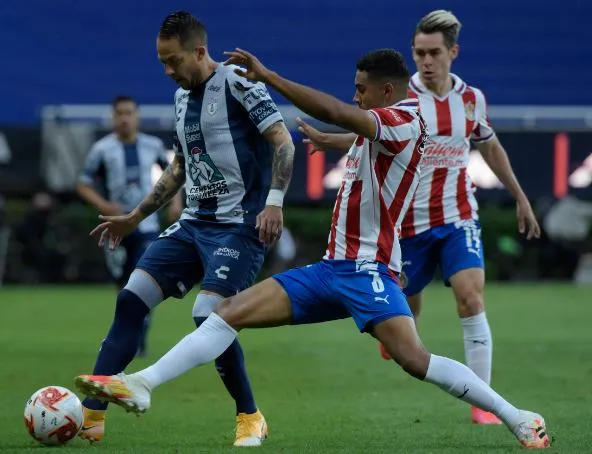 Rodrigo Salinas y Gilberto Sepúlveda pelean la esférica