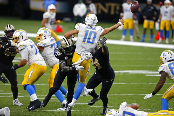 Justin Herbert en acción con Chargers