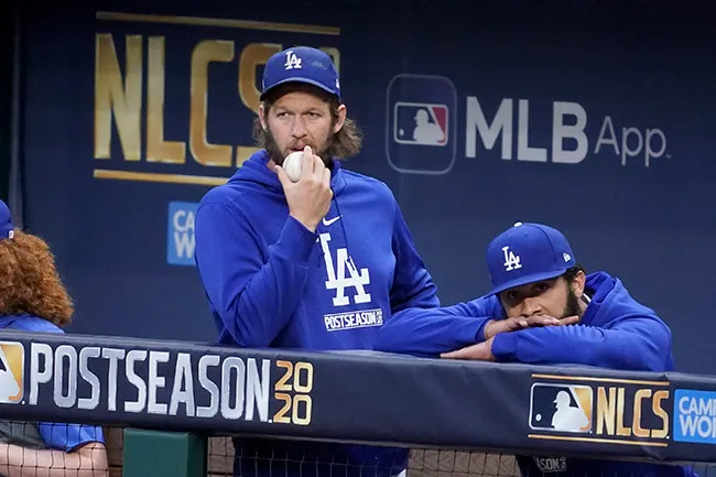 Kershaw observa el Juego 2 contra Atlanta