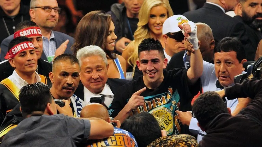 Leo Santa Cruz en la defensa de su título de la AMB