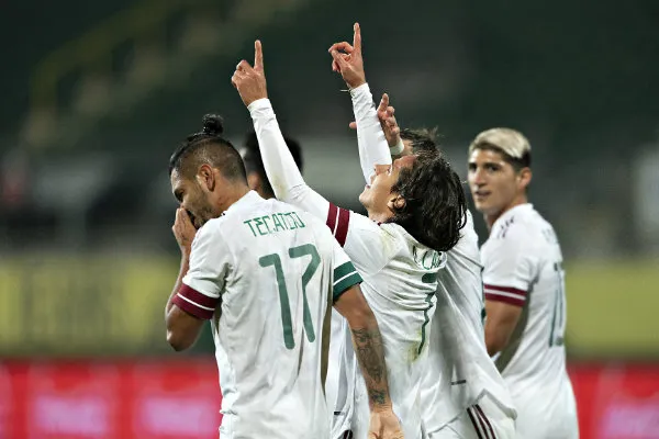 Diego Lainez celebrando su anotación con Selección