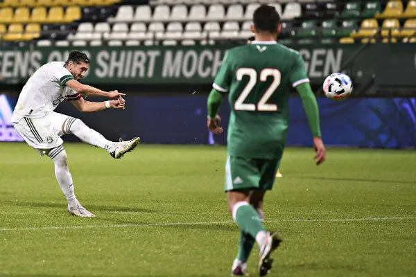 Héctor Herrera en acción ante Argelia
