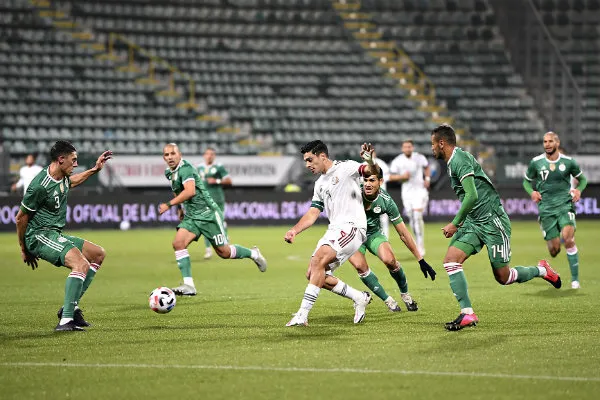 Raúl Jiménez en acción ante Argelia