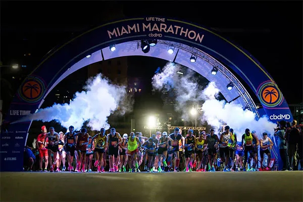 Corredores al partir en el Maratón de Miami