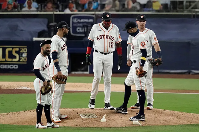 AP Charla en el montículo de los Astros
