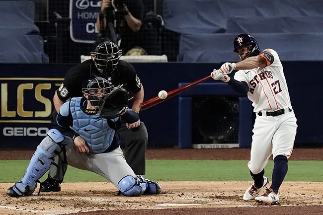 AP Altuve conecta su doblete en el tercer inning