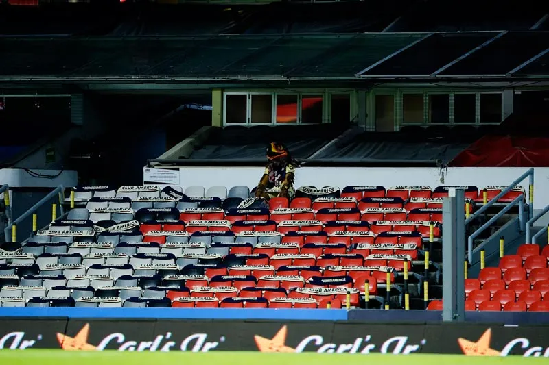 IMAGO7 La mascota de las Águilas sentada en las gradas