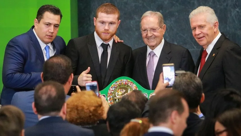 Reynoso junto a Canelo recibiendo el PND Reynoso junto a Canelo recibiendo el PND