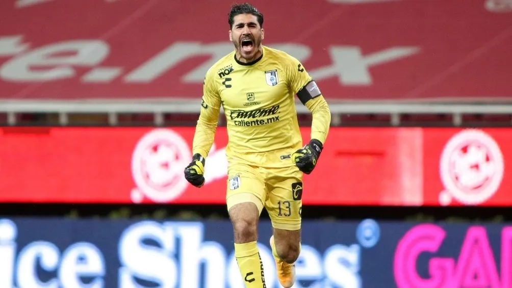 Gil Alcalá en partido con Querétaro