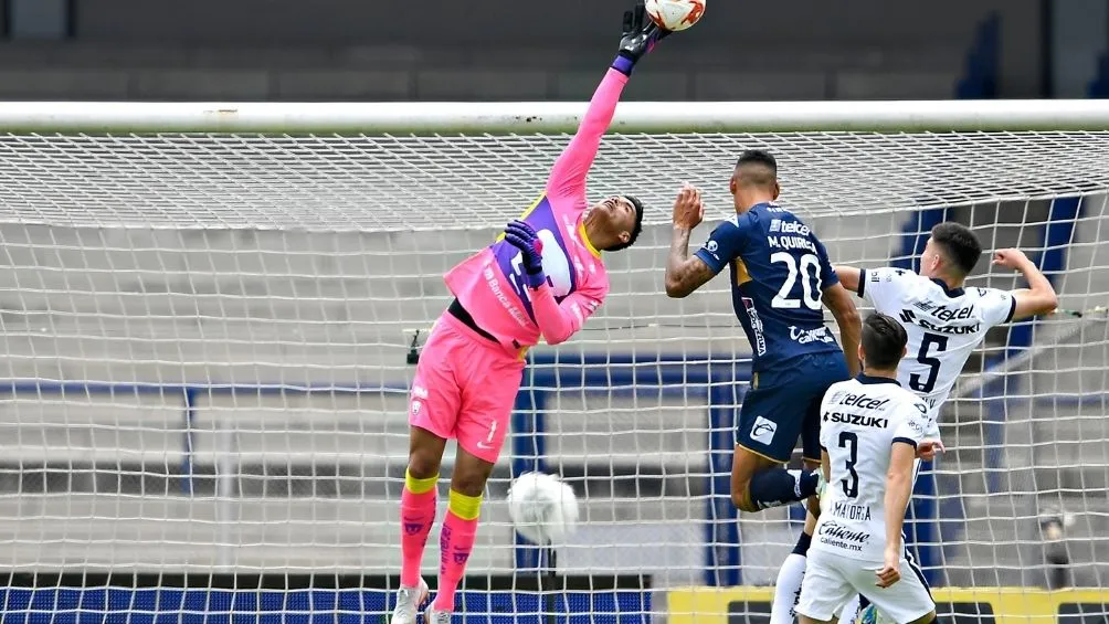 Alfredo Talavera en partido con Pumas