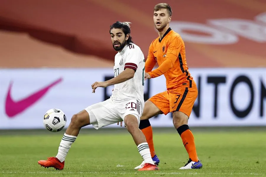 Rodolfo Pizarro con la Selección Mexicana ante Holanda