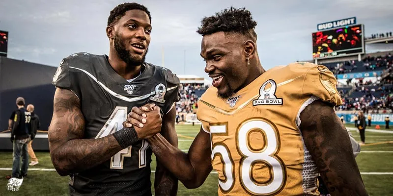 Josh Allen y Shaquil Barrett se saludan tras el juego