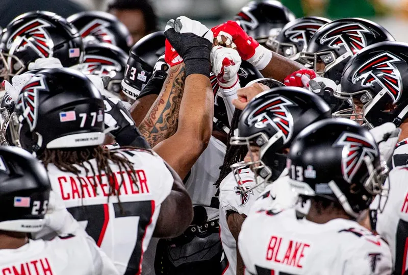 Jugadores de Atlanta se reúnen antes de jugar un partido