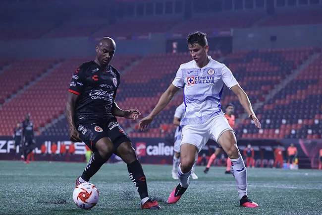 Lichnovsky pelea por el balón en un Tijuana vs Cruz Azul